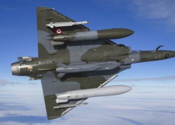 Γαλλία: Επίδειξη αναβαθμισμένου Mirage 2000D RMV με πραγματικά πυρά – Νέες δυνατότητες και όπλα υψηλής ακρίβειας