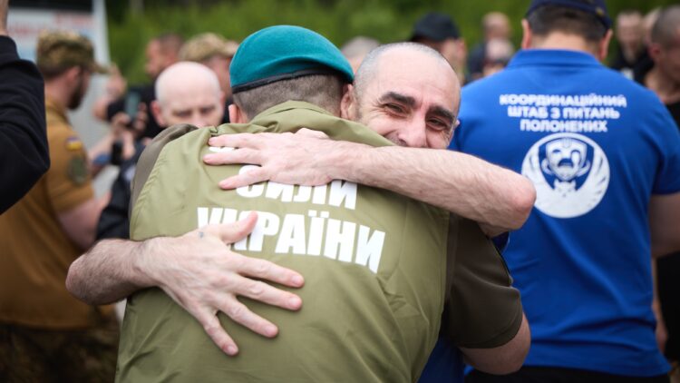 Νέα ανταλλαγή τραυματισμένων στρατιωτών Ουκρανίας – Ρωσίας: «Θα φέρουμε πίσω όλους τους αιχμαλώτους», δηλώνει ο Ζελένσκι