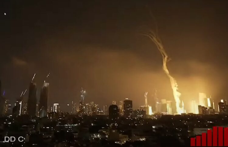 Επίθεση Ιράν στο Ισραήλ με 100 πυραύλους – Εκρήξεις σε Ιερουσαλήμ και Τελ Αβίβ – IDF προς πολίτες: «Μπείτε στα καταφύγια»