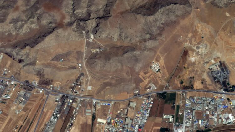 Μαζικό ισραηλινό πλήγμα στην καρδιά του ιρανικού πυραυλικού οπλοστασίου – Καπνοί και εκρήξεις στην Τεχεράνη