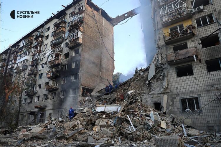 Κίεβο: Η Ρωσία συνεχίζει να βομβαρδίζει αμάχους – Τουλάχιστον 14 νεκροί και 44 τραυματίες από νυχτερινά πλήγματα