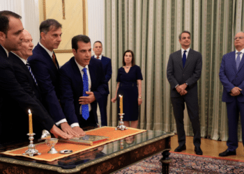 Ορκίστηκαν ο νέος υπουργός Μετανάστευσης Θάνος Πλεύρης και τρεις υφυπουργοί