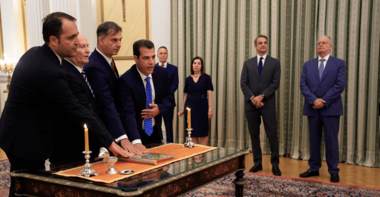 Ορκίστηκαν ο νέος υπουργός Μετανάστευσης Θάνος Πλεύρης και τρεις υφυπουργοί
