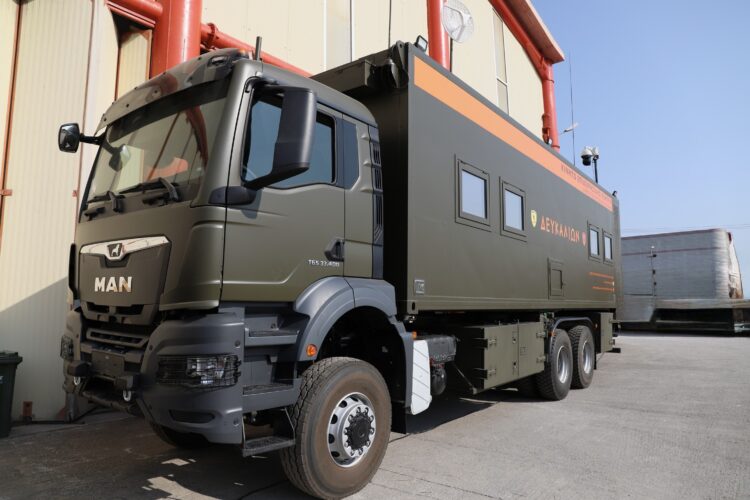 Παραδόθηκε το Κινητό Επιχειρησιακό Κέντρο «ΔΕΥΚΑΛΙΩΝ» στη ΔΙΚΑΦΚΑ – Παρών ο Διοικητής της 1ης Στρατιάς