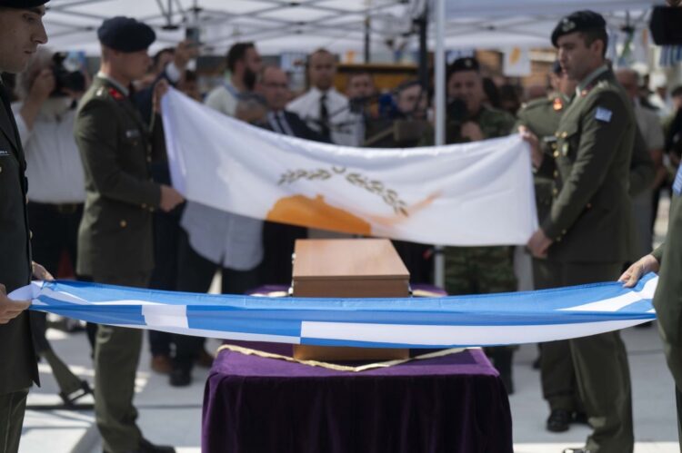 Συγκίνηση στην Κύπρο: Ο ΥΦΕΘΑ Θανάσης Δαβάκης στα Αποκαλυπτήρια Μνημείου για τους Ελλαδίτες Ήρωες και στην Ταφή του Χαράλαμπου Σαμλιάν