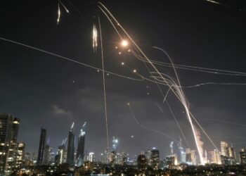 Το Ισραήλ χτυπά ιρανικές μονάδες όπλων – Με υπερηχητικούς πυραύλους Fattah απαντά η Τεχεράνη