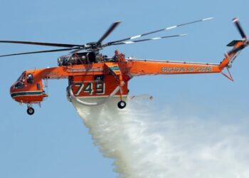 Φωτιά τώρα στον Ασπρόπυργο: Σηκώθηκε ελικόπτερο για τη μάχη με τις φλόγες