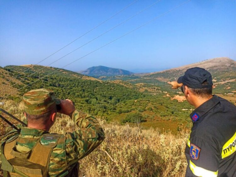 Σε πλήρη επιφυλακή οι Ένοπλες Δυνάμεις – Θερμικές κάμερες, μηχανήματα και περίπολοι για τις πυρκαγιές