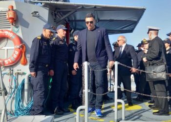 Συναγερμός στο Λιμενικό για τα Στενά του Ορμούζ – Στο Κέντρο Επιχειρήσεων ο Κικίλιας