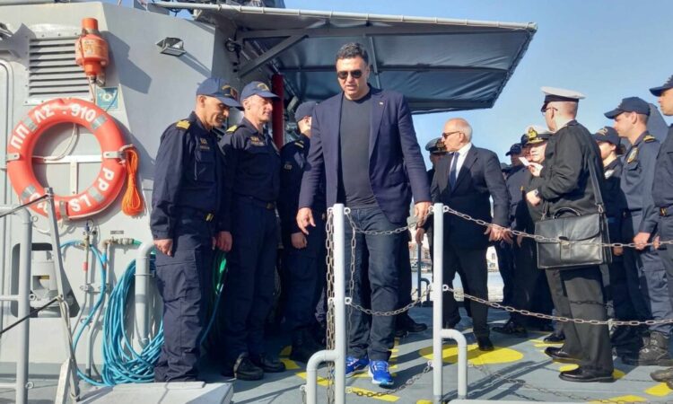 Συναγερμός στο Λιμενικό για τα Στενά του Ορμούζ – Στο Κέντρο Επιχειρήσεων ο Κικίλιας