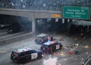 Πεδίο μάχης το Λος Άντζελες: Πυρπόληση οχημάτων και χημικά από την Εθνοφρουρά εν μέσω μαζικών διαδηλώσεων