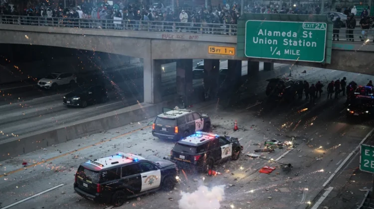 Πεδίο μάχης το Λος Άντζελες: Πυρπόληση οχημάτων και χημικά από την Εθνοφρουρά εν μέσω μαζικών διαδηλώσεων