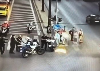 Βίντεο από την επίθεση με Μολότοφ κατά αστυνομικών στη λεωφόρο Κηφισίας – Κινδύνεψαν πολίτες