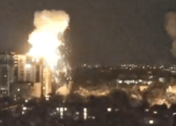 Σφυροκόπημα στο Κίεβο από ρωσικά drones και πυραύλους – Νεκροί και τραυματίες άμαχοι – Πύρινη κόλαση σε κατοικημένες περιοχές