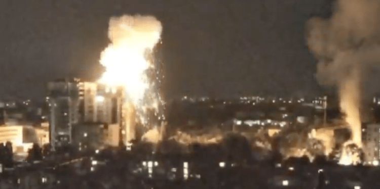 Σφυροκόπημα στο Κίεβο από ρωσικά drones και πυραύλους – Νεκροί και τραυματίες άμαχοι – Πύρινη κόλαση σε κατοικημένες περιοχές