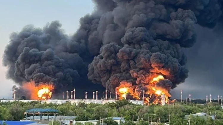 Ουκρανικά drones χτύπησαν ρωσικές στρατηγικές υποδομές σε Ριαζάν και Σάρατοφ – Στις φλόγες αποθήκη καυσίμων κοντά στη βάση Engels