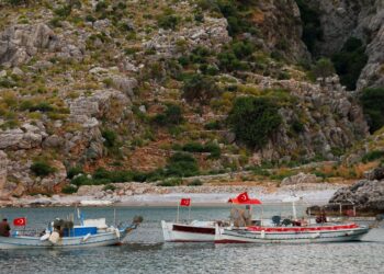 Γέμισε με Tούρκικα αλιευτικά η θάλασσα γύρω από τη Σαμοθράκη (Χάρτης)