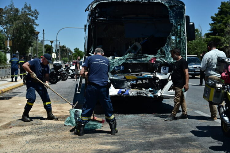 Σοβαρή σύγκρουση δύο λεωφορείων στη Βούλα – 32 τραυματίες, ανάμεσά τους και παιδιά