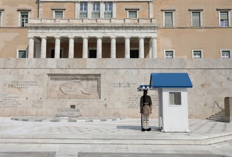 Εύζωνες έσωσαν 67χρονη που αυτοπυρπολήθηκε στο Ζάππειο – Συγχαρητήρια από τον Πρόεδρο της Δημοκρατίας