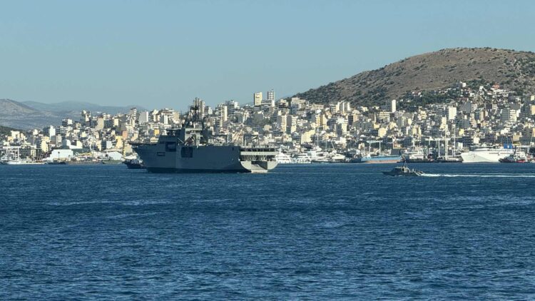 To Γαλλικό Ελικοπτεροφόρο  (L9015)προσεγγίζει το Λιμάνι του Πειραιά(φωτό …Για ασκήσεις με τους Έλληνες Πεζοναύτες!