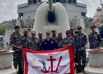 Ιστορική στιγμή της Φ/Γ Ψαρά : Yψώθηκε η Θρυλική Σημαία απο Ινδούς ναυτικούς στο Λιμάνι της Βομβάης