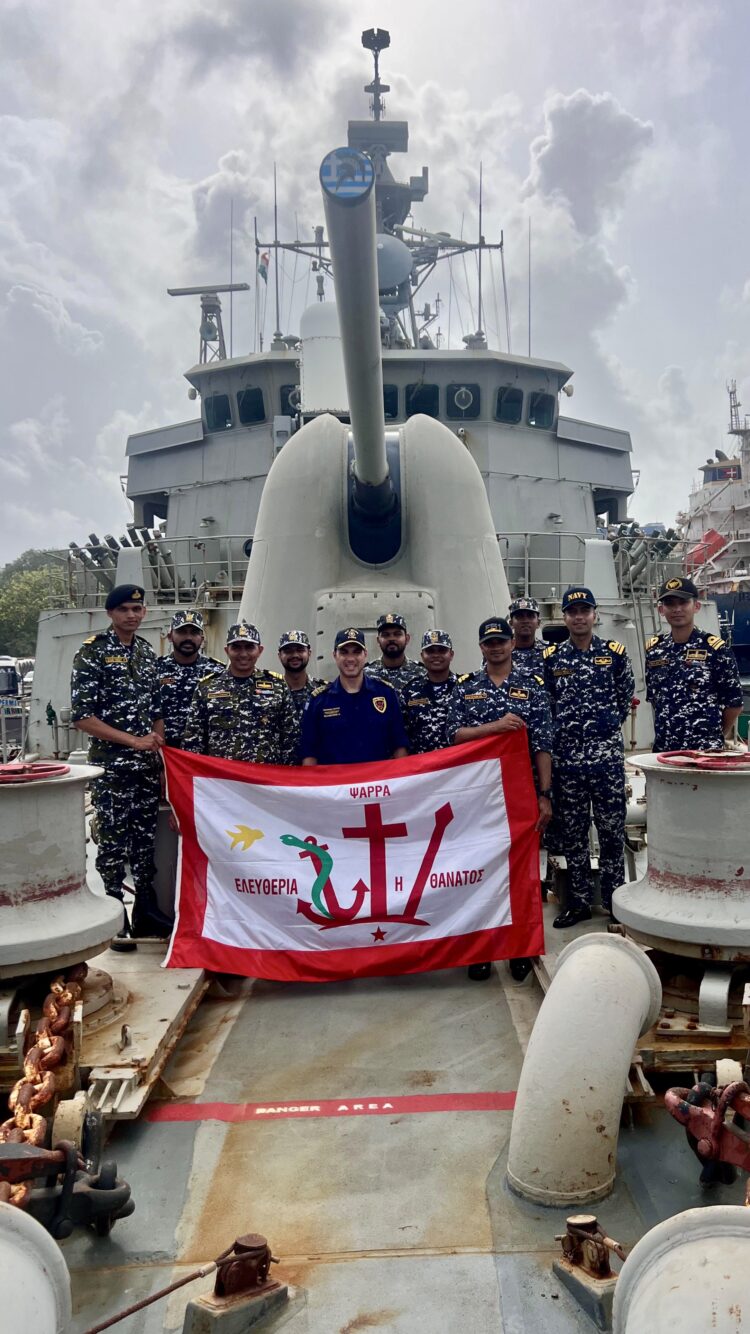 Ιστορική στιγμή της Φ/Γ Ψαρά : Yψώθηκε η Θρυλική Σημαία απο Ινδούς ναυτικούς στο Λιμάνι της Βομβάης