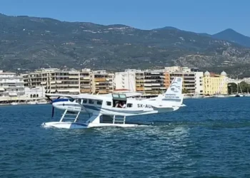 Προσθαλασσώθηκε στον Βόλο το πρώτο υδροπλάνο