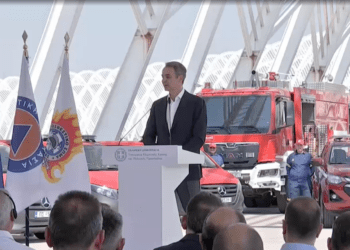 Μητσοτάκης: «Αντιπαρατάσσουμε τις ισχυρότερες δυνάμεις που είχαμε ποτέ» – 164 νέα οχήματα θωρακίζουν την Πυροσβεστική