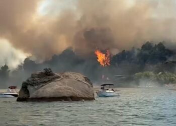 Μεγάλη προσπάθεια Εναερίων Μέσων και πυροσβεστών στην Πυρκαγιά της Βουρβουρούς