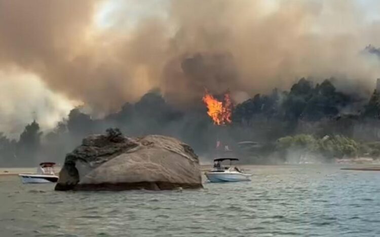 Μεγάλη προσπάθεια Εναερίων Μέσων και πυροσβεστών στην Πυρκαγιά της Βουρβουρούς