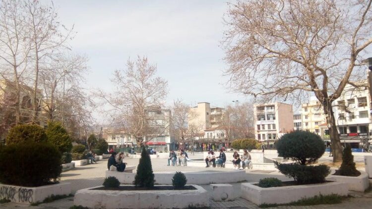 Αλλοδαπός κατέβασε και έκαψε την ελληνική σημαία στην Κομοτηνή – Συνελήφθη από την Ομάδα ΔΙ.ΑΣ.