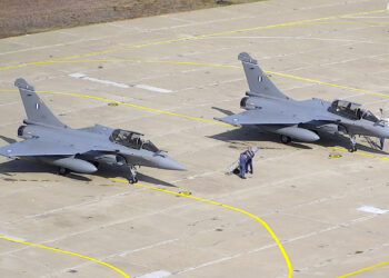 Στον εισαγγελέα οδηγούνται οι τέσσερις Κινέζοι …Που συνελήφθησαν να φωτογραφίζουν την 114 ΠΜ