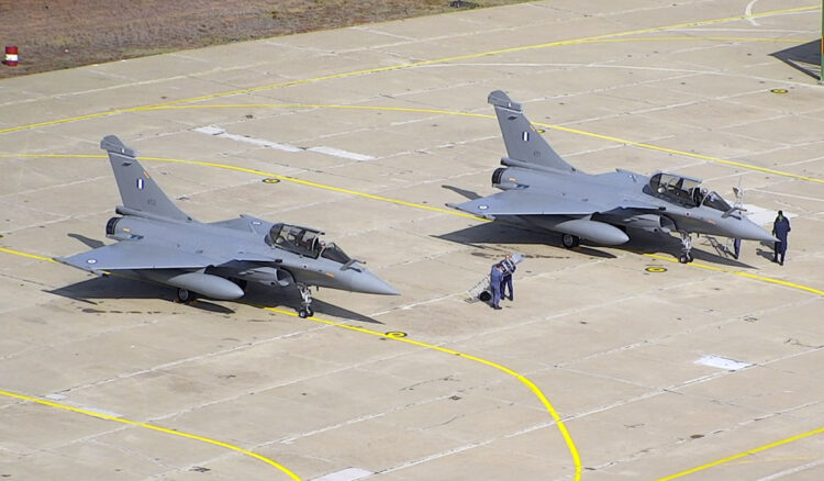 Στον εισαγγελέα οδηγούνται οι τέσσερις Κινέζοι …Που συνελήφθησαν να φωτογραφίζουν την 114 ΠΜ