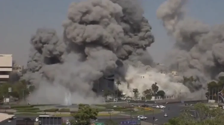 Φλέγεται η Δαμασκός – Ισραηλινό μπαράζ βομβαρδισμών στο Υπουργείο Άμυνας της Συρίας – Νεκροί και τραυματίες