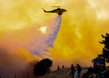 Με το πρώτο φως  τα εναέρια  μέσα ρίχτηκαν στη μάχη της φωτιά στην Εύβοια