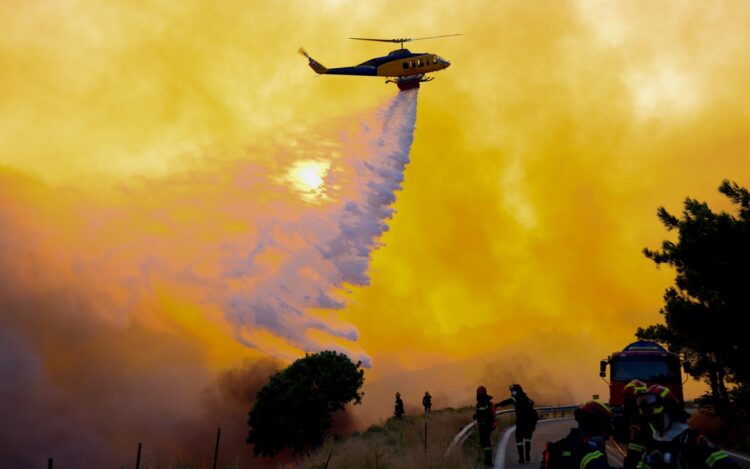 Με το πρώτο φως  τα εναέρια  μέσα ρίχτηκαν στη μάχη της φωτιά στην Εύβοια