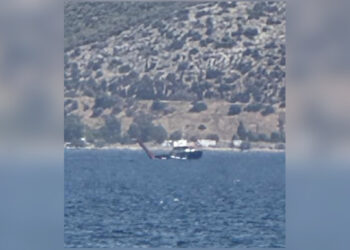 Συναγερμός στην Ελευσίνα: Αναγκαστική προσθαλάσσωση πυροσβεστικού ελικοπτέρου τύπου Erickson – Σώοι οι τρεις επιβαίνοντες