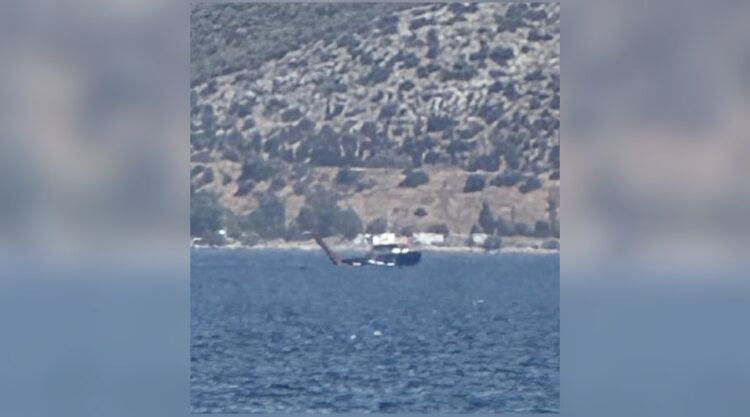 Συναγερμός στην Ελευσίνα: Αναγκαστική προσθαλάσσωση πυροσβεστικού ελικοπτέρου τύπου Erickson – Σώοι οι τρεις επιβαίνοντες