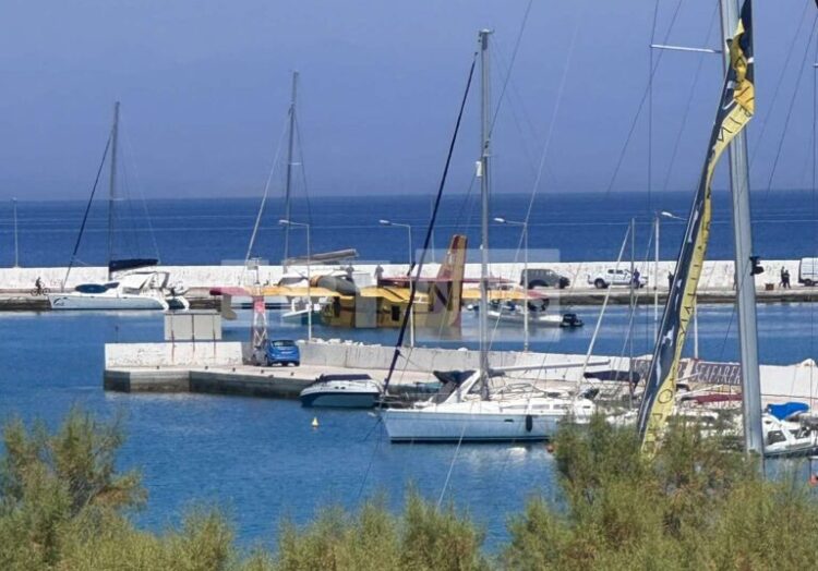 Βίντεο από τη ρυμούλκηση του πυροσβεστικού αεροσκάφους στον Κορινθιακό