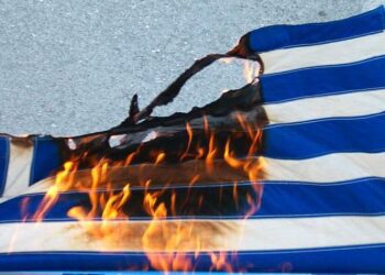 Δύο χρόνια φυλακή άρπαξε ο Βούλγαρος που κατέβασε και έκαψε την Ελληνική  Σημαία (video)