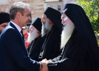 Με επισημότητα υποδέχθηκαν τα μέλη της Διπλής Ιεράς Σύναξης τον Πρωθυπουργό