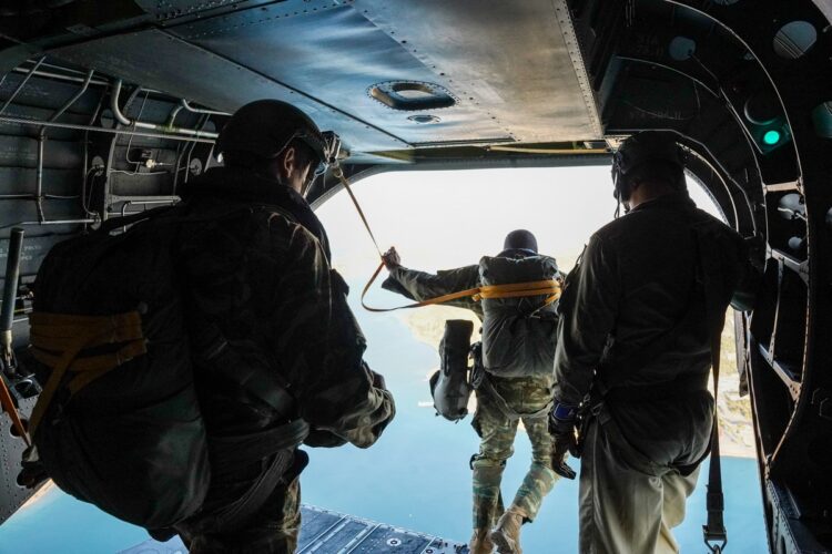 Ολοκληρώθηκε το Σχολείο Βασικής Εκπαίδευσης Αλεξιπτωτιστή με άλμα του Α/ΓΕΕΘΑ