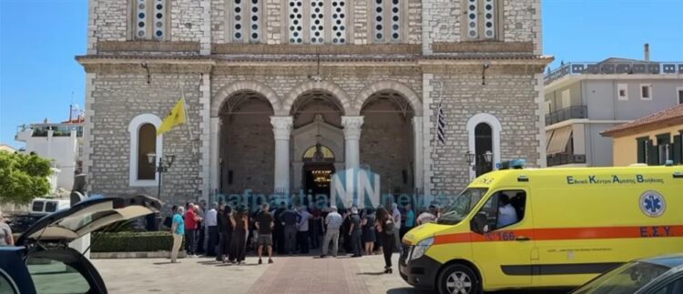 Ήχησε η Σειρήνα του Ασθενοφόρου της …Στην Εξόδιο Ακολουθία της Αγρότισσας (video)