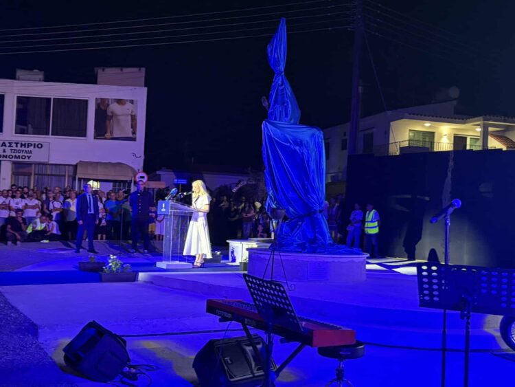 Τελέστηκαν τα εγκαίνια του μνημείου για τον Τάσο Ισαάκ και τον Σολωμό Σολωμού,