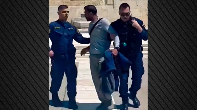 Πλεύρης για μετανάστη που επιτέθηκε σε Εύζωνες: «Καμία ανοχή σε τέτοιες συμπεριφορές»