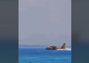 Εντυπωσιακό Canadair επιχειρεί στην Αχαΐα – Ανεφοδιασμός δίπλα στη γέφυρα Ρίου-Αντιρρίου (vid)