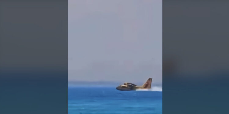 Εντυπωσιακό Canadair επιχειρεί στην Αχαΐα – Ανεφοδιασμός δίπλα στη γέφυρα Ρίου-Αντιρρίου (vid)
