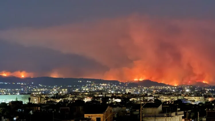 Πάτρα: Σύλληψη δύο νεαρών για εμπρησμό – Το μπουκάλι με τη μυρωδιά βενζίνης που τους πρόδωσε