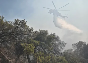 Πυρκαγιά στην Κερατέα: Απομάκρυνση πολιτών από την Αστυνομία – Επιχείρηση σε πλήρη εξέλιξη