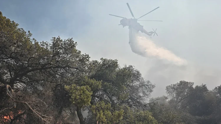 Πυρκαγιά στην Κερατέα: Απομάκρυνση πολιτών από την Αστυνομία – Επιχείρηση σε πλήρη εξέλιξη